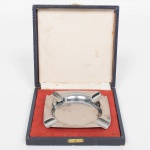 DIVERSOS, um (1) cinzeiro quadrangular, confeccionado em aço inox, acondicionado na caixa, medindo 12 x 12 cm, não aparenta uso, ideal para presente, vide foto.