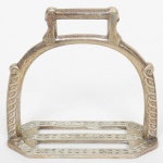 TRALHA PARA MONTARIA, um (1) estribo da marca EBERLE (Abramo Eberle 1880, Monte Magrè 1945, Caxias do Sul, veio com uma das primeiras levas de imigrantes italianos para o Brasil em 1884 junto com seus pais Giuzeppe Eberle e Luigia Zanrosso, seu pai abriu uma pequena funilaria mas como tinha que trabalhar na lavoura quem cuidava era a mãe e o pequeno Abramo ajudava na funilaria; em 1896 quando o pai resolveu vender a funilaria para concentrar os esforços da família na lavoura Abramo, com 16 anos de idade, se propôs a comprá-la do pai, em 1918 já com o nome Abramo Eberle & Cia iniciou a fabricação de talheres e utensílios de mesa, morreu em 1945 com 65 anos de idade e os filhos deram continuidade aos negócios até 1984 quando venderam para o Grupo Zivi), confeccionado em ALPACA (liga metálica com baixíssimo teor em prata), ornamentação relevada em volutas e elementos vegetalistas estilizados, medindo 11 x 11,5 x 4,5 cm, (o termo tralha para montaria é usado em vários rincões pelo Brasil afora, principalmente pelos colecionadores de apetrechos para montaria, não se trata de uma palavra desmerecedora do objeto, muito pelo contrário é uma tradição de linguajar que para muitos colecionadores é motivo de orgulho), sinais de uso, vide foto.