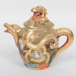 FAIANÇA JAPONESA, um (1) cremeira com tampa, ornamentação policromada representando dignatários, estilo SHOZA (criado por Shoza na região de Kutani, em finais do período Edo no século XIX, com sua principal característica cores berrantes e generosos acabamentos a ouro, quando morreu em 1883 já tinha mais de 300 aprendizes o que fez com que o estilo perdurasse até a atualidade), relevado em dragão celestial, possui o craquelê característico do envelhecimento de toda a faiança, manufatura J.H. dentro de um losango e a legenda Made in Japan, medindo 15 cm altura, sinais de uso, vide foto.