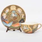 FAIANÇA JAPONESA, uma (1) xícara de chá, ornamentação policromada representando dignatários encimado pelo simbolo de Satsuma, estilo SHOZA (criado por Shoza na região de Kutani, em finais do período Edo no século XIX, com sua principal característica cores berrantes e generosos acabamentos a ouro, quando morreu em 1883 já tinha mais de 300 aprendizes o que fez com que o estilo perdurasse até a atualidade), pega da tampa relevada em cabeça de dragão celestial, manufatura J.H. dentro de um losango e a legenda Made in Japan, possui manchas e o craquelê característico do envelhecimento de toda a faiança, ideal para coleção de cristaleira, sinais de uso, vide foto.