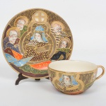 FAIANÇA JAPONESA, uma (1) xícara de chá, ornamentação policromada representando dignatários encimado pelo simbolo de Satsuma, estilo SHOZA (criado por Shoza na região de Kutani, em finais do período Edo no século XIX, com sua principal característica cores berrantes e generosos acabamentos a ouro, quando morreu em 1883 já tinha mais de 300 aprendizes o que fez com que o estilo perdurasse até a atualidade), pega da tampa relevada em cabeça de dragão celestial, manufatura J.H. dentro de um losango e a legenda Made in Japan, possui manchas e o craquelê característico do envelhecimento de toda a faiança, ideal para coleção de cristaleira, sinais de uso, vide foto.