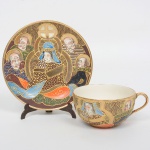 FAIANÇA JAPONESA, uma (1) xícara de chá, ornamentação policromada representando dignatários encimado pelo simbolo de Satsuma, estilo SHOZA (criado por Shoza na região de Kutani, em finais do período Edo no século XIX, com sua principal característica cores berrantes e generosos acabamentos a ouro, quando morreu em 1883 já tinha mais de 300 aprendizes o que fez com que o estilo perdurasse até a atualidade), pega da tampa relevada em cabeça de dragão celestial, manufatura J.H. dentro de um losango e a legenda Made in Japan, possui manchas e o craquelê característico do envelhecimento de toda a faiança, ideal para coleção de cristaleira, sinais de uso, vide foto.
