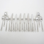 FAQUEIRO, dezoito (18) talheres de serviço confeccionados em aço inox, manufatura HÉRCULES, cabos com ornamentação relevada em frisos e elementos vegetalistas, sendo: 6 colheres; 6 garfos e 6 facas, praticamente sem uso, vide foto.