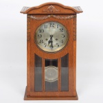 FAIANÇA, uma (1) antiga caixa porta mantimentos ART DECO, confeccionada com placas, ornamentação em pontilhado e quadradinhos, monture em madeira, patina na tonalidade azul, marca WACHTERSBACH, medindo 37 x 22 x 15 cm, sinais de uso, vide foto.