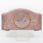 RELÓGIO, um (1) de mesa, estante ou cornija, carrilhão, gabinete em madeira, mostrador com algarismos arábicos fixados no gabinete, portinhola faltando o vidro protetor, fabricado para a Casa Masson, dois furos no mostrador (sinaliza a cada meia hora e hora cheia), possui pêndulo e chave borboleta, usado, não testado e sem garantia, medindo 40 x 21 x 14,5 cm, vide foto.