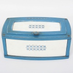 FAIANÇA, uma (1) antiga caixa porta mantimentos ART DECO, confeccionada com placas, ornamentação em pontilhado e quadradinhos, monture em madeira, patina na tonalidade azul, marca WACHTERSBACH, medindo 37 x 22 x 15 cm, sinais de uso, vide foto.