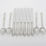 FAQUEIRO, dez (10) talheres de sobremesa confeccionados em aço inox, manufatura HÉRCULES, cabos com ornamentação relevada em frisos e elementos vegetalistas, sendo: 4 colheres e 6 facas, praticamente sem uso, vide foto.