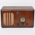 ELETRÔNICO, um (1) antigo rádio valvulado, marca ROLA COMPANY, Cleveland, OHIO, Made in USA, funcionando e sem garantia, gabinete em madeira, botões em baquelite, medindo 48 x 28 x 24 cm, mostrador acendendo, vide foto.