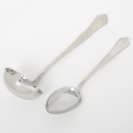 FAQUEIRO, dois (2) talheres de servir: 1 concha e 1 colher de arroz, confeccionados em aço inox, manufatura HÉRCULES, cabos com ornamentação relevada em frisos e elementos vegetalistas, maior peça 29,5 cm, praticamente sem uso, vide foto.