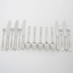 FAQUEIRO, quinze (15) talheres de sobremesa confeccionados em aço inox, manufatura HÉRCULES, cabos com ornamentação relevada em frisos e elementos vegetalistas, sendo: 5 colheres; 5 garfos e 5 facas, praticamente sem uso, vide foto.