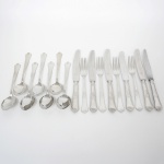 FAQUEIRO, dezessete (17) talheres de serviço confeccionados em aço inox, manufatura HÉRCULES, cabos com ornamentação relevada em frisos e elementos vegetalistas, sendo: 7 colheres; 4 garfos e 6 facas, praticamente sem uso, vide foto.