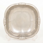 AÇO INOX, uma (1) fruteira quadrangular, borda plissada, manufatura WOLFF (tradição desde 1894), medindo 25 x 25 cm, sinais de uso, vide foto.