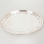 METAL PRATEADO, uma (1) travessa oval, lisa, sem marca de manufatura aparente, medindo 42 x 31 cm, sinais de uso, vide foto.