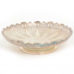 METAL PRATEADO, uma (1) pequena fruteira, circular de pé baixo, borda recortada e vazada em elementos vegetalistas, manufatura MERIDIONAL, espessada a prata na técnica de eletrólise E.P.S. (electro plate silver), medindo 22,5 cm diâmetro, sinais de uso, vide foto.