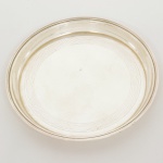 METAL PRATEADO, uma (1) salva circular, lisa, fundo burilado com faixa riscada, manufatura REBOUÇAS, medindo 20 cm diâmetro, sinais de uso, vide foto.