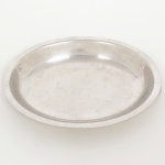 AÇO INOX, uma (1) travessa oval de borda alta, sem marca de manufatura aparente, medindo 24 x 18 cm, sinais de uso, vide foto.