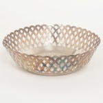 METAL PRATEADO, uma (1) pequena fruteira, borda vazada em treliças, selo parcialmente legível da manufatura MERIDIONAL, medindo 15 cm diâmetro, sinais de uso, vide foto.