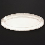 METAL PRATEADO, uma (1) travessa oval para peixe, borda reforçada e relevada no padrão Império Napoleônico com frisos intercalados por X, manufatura WOLFF (tradição desde 1894), medindo 50 x 21 cm, sinais de uso, vide foto.