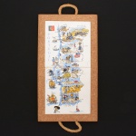 AZULEJOS, dois (2) emoldurados em uma bandeja representando Mapa de Portugal, moldura em cortiça, alças em corda, medindo 35 x 20 cm, sinais de uso, vide foto.