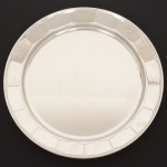 AÇO INOX, uma (1) bandeja circular, borda geometrizada, reforçada em corda, medindo 34,5 cm diâmetro, sem marca de manufatura aparente, sinais de uso, vide foto.