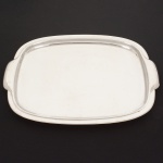 AÇO INOX, uma (1) bandeja retangular, confeccionada na técnica mecanizada de estamparia, selo da marca VIEL, medindo 50 x 35 cm, sinais de uso, vide foto.