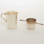 METAL PRATEADO, dois (2) itens distintos: 1 dosador de bebidas, manufatura EBERLE (Abramo Eberle 1880, Monte Magrè 1945, Caxias do Sul, veio com uma das primeiras levas de imigrantes italianos para o Brasil em 1884 junto com seus pais Giuzeppe Eberle e Luigia Zanrosso, seu pai abriu uma pequena funilaria mas como tinha que trabalhar na lavoura quem cuidava era a mãe e o pequeno Abramo ajudava na funilaria; em 1896 quando o pai resolveu vender a funilaria para concentrar os esforços da família na lavoura Abramo, com 16 anos de idade, se propôs a comprá-la do pai, em 1918 já com o nome Abramo Eberle & Cia iniciou a fabricação de talheres e utensílios de mesa, morreu em 1945 com 65 anos de idade e os filhos deram continuidade aos negócios até 1984 quando venderam para o Grupo Zivi), medindo de uma haste a outra 11 cm; 1 pequena caneca, ligeiramente obcônica, alça relevada em volutas e elementos vegetalistas, manufatura MERIDIONAL, medindo 7 cm altura, ambos com sinais de uso, vide foto.