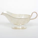 METAL PRATEADO, uma (1) molheira francesa, borda ornada com barrado contínuo, punção RAVINET D ENFERT  ALFENIDE, medindo 20 cm comprimento, sinais de uso, vide foto.