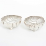 METAL PRATEADO, par (2) petisqueiras no formato de concha bivalve, pés esféricos, medindo 10 x 8,5 x 5,5 cm, sem marca de manufatura aparente, sinais de uso, vide foto.
