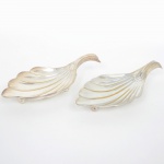 METAL PRATEADO, par (2) petisqueiras, plissadas na forma de folha, pés esféricos, manufatura EBERLE (Abramo Eberle 1880, Monte Magrè 1945, Caxias do Sul, veio com uma das primeiras levas de imigrantes italianos para o Brasil em 1884 junto com seus pais Giuzeppe Eberle e Luigia Zanrosso, seu pai abriu uma pequena funilaria mas como tinha que trabalhar na lavoura quem cuidava era a mãe e o pequeno Abramo ajudava na funilaria; em 1896 quando o pai resolveu vender a funilaria para concentrar os esforços da família na lavoura Abramo, com 16 anos de idade, se propôs a comprá-la do pai, em 1918 já com o nome Abramo Eberle & Cia iniciou a fabricação de talheres e utensílios de mesa, morreu em 1945 com 65 anos de idade e os filhos deram continuidade aos negócios até 1984 quando venderam para o Grupo Zivi), medindo 20,5 cm comprimento, sinais de uso, vide foto.