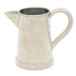 AÇO INOX, uma (1) cremeira, formato ligeiramente cônico, ornada com frisos horizontais, alça sinuosa, marca TEIXEIRA, medindo 10 cm altura, sinais de uso, vide foto.