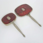 METAL PRATEADO, dois (2) objetos remanescentes de toucador, estrutura em metal prateado, padrão Art Nouveau, verso imitando tortoise, falta o espelho em uma das peças, medindo a maior 17 cm comprimento, pequenos defeitos, sinais de uso, vide foto.