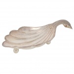 METAL PRATEADO, uma (1) petisqueira, plissada na forma de folha, pés esféricos, manufatura EBERLE (Abramo Eberle 1880, Monte Magrè 1945, Caxias do Sul, veio com uma das primeiras levas de imigrantes italianos para o Brasil em 1884 junto com seus pais Giuzeppe Eberle e Luigia Zanrosso, seu pai abriu uma pequena funilaria mas como tinha que trabalhar na lavoura quem cuidava era a mãe e o pequeno Abramo ajudava na funilaria; em 1896 quando o pai resolveu vender a funilaria para concentrar os esforços da família na lavoura Abramo, com 16 anos de idade, se propôs a comprá-la do pai, em 1918 já com o nome Abramo Eberle & Cia iniciou a fabricação de talheres e utensílios de mesa, morreu em 1945 com 65 anos de idade e os filhos deram continuidade aos negócios até 1984 quando venderam para o Grupo Zivi), medindo 20,5 cm comprimento, sinais de uso, vide foto.