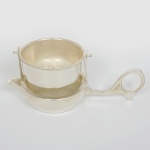 METAL PRATEADO, um (1) infusor de chá individual, manufatura AEC (Abramo Eberle 1880, Monte Magrè 1945, Caxias do Sul, veio com uma das primeiras levas de imigrantes italianos para o Brasil em 1884 junto com seus pais Giuzeppe Eberle e Luigia Zanrosso, seu pai abriu uma pequena funilaria mas como tinha que trabalhar na lavoura quem cuidava era a mãe e o pequeno Abramo ajudava na funilaria; em 1896 quando o pai resolveu vender a funilaria para concentrar os esforços da família na lavoura Abramo, com 16 anos de idade, se propôs a comprá-la do pai, em 1918 já com o nome Abramo Eberle & Cia iniciou a fabricação de talheres e utensílios de mesa, morreu em 1945 com 65 anos de idade e os filhos deram continuidade aos negócios até 1984 quando venderam para o Grupo Zivi), medindo 12,5 cm comprimento, sinais de uso, vide foto.