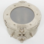 DIVERSOS, uma (1) antiga caixa em aço para acondicionar instrumento  (faltando), marcada: TONOSZILLOGRAPH PROF. PLESCH BERLIN D. R. P. número 1858  LUTZ FERRANDO & Cia. Ltda., Rio de Janeiro  São Paulo, medindo 15,5 cm diâmetro, sinais de uso, vide foto.