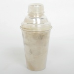 METAL PRATEADO, uma (1) coqueteleira lisa, detalhes relevado em corda, espessada a prata na técnica E.P. (electro plate), punções de manufatura inglesa, medindo 20 cm altura, sinais de uso, vide foto.