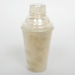 METAL PRATEADO, uma (1) coqueteleira lisa, detalhes relevado em corda, espessada a prata na técnica E.P. (electro plate), punções de manufatura inglesa, medindo 20 cm altura, sinais de uso, vide foto.