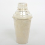 METAL PRATEADO, uma (1) coqueteleira lisa, detalhes relevado em corda, espessada a prata na técnica E.P. (electro plate), punções de manufatura inglesa, medindo 20 cm altura, sinais de uso, vide foto.