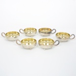 METAL PRATEADO, seis (6) taças para sobremesa, alças relevadas com guirlandas de tulipa, pés esféricos, parte interna com resquícios de vermeil, sem marca de manufatura aparente, sinais de uso, vide foto.