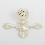 METAL PRATEADO, um (1) paliteiro esférico, base em cruz com terminações relevadas em flores, medindo 12 x 10 x 6 cm, sinais de uso, vide foto.