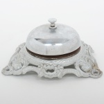 DIVERSOS, uma (1) antiga campainha de mesa, confeccionada em metal, vazada em flores e volutas, funcionando, medindo 14 cm diâmetro, sinais de uso, vide foto.