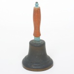 DIVERSOS, uma (1) sineta de mão, confeccionada em bronze, possui rachados e mossas, cabo em madeira torneada, medindo 18 cm altura, sinais de uso, vide foto.