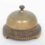 DIVERSOS, uma (1) antiga campainha de mesa, confeccionada em metal, funcionando, traz marca de inventário pertenceu a New Departure Bell Company  Bristol  Conn., medindo 11,5 cm diâmetro, sinais de uso, vide foto.