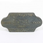 DIVERSOS, um (1) peso de papel, confeccionado em bronze, propaganda da SOLE LICENSEES  TRADE MARK  PILOT TURTON BROTHERS & MATTHEWS Ltd. - SHEFFIELD PATENTEES I. A. TIMMIS $ SON  DOUBLE WEB  2 GREAT GEORGE ST. - WESTMINSTER LONDON S. W., medindo 9 x 4,5 x 1 cm, sinais de uso, vide foto.