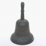 BRONZE, uma (1) sineta  de mão, sem marca de manufatura aparente, funcionando, medindo 10 cm altura, sinais de uso, vide foto.