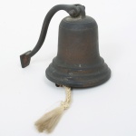 BRONZE, uma (1) campainha na forma de sino, para fixação em parede, medindo 9 cm altura mais a haste, sinais de uso, vide foto.