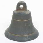 BRONZE, uma (1) sineta de mão, medindo 6 cm altura, sinais de uso, vide foto.