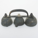 DIVERSOS, três (3) sinetas de mão unidas, funcionando, confeccionadas em bronze, medindo 12,5 cm comprimento, o parafuso central de fixação adaptado, sinais de uso, vide foto.