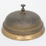 DIVERSOS, uma (1) campainha de mesa, confeccionada em metal, funcionando, medindo 15 cm diâmetro, sinais de uso, vide foto.