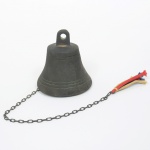 BRONZE, uma (1) sineta para pendurar, funcionando, medindo 10 cm altura mais a corrente para acionar o badalo, sinais de uso, vide foto.