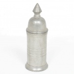 PEWTER, um (1) paliteiro, cilíndrico, padrão Georgiano, pega da tampa no formato cônico, punções da marca NG-X-MG (São João Del Rey  MG), medindo 12 cm altura, sinais de uso, vide foto.